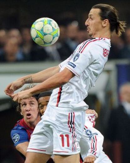 Ibrahimovic trata de controlar el balón, ante Puyol, en el encuentro de ida.