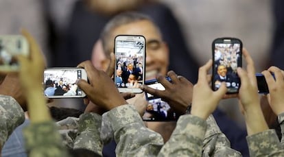 Soldados estadounidenses fotograf&iacute;an al presidente Barack Obama con sus m&oacute;viles en una base militar en Se&uacute;l (Corea del Sur).