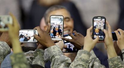 Soldados fotografam o presidente Obama na Coreia do Sul.