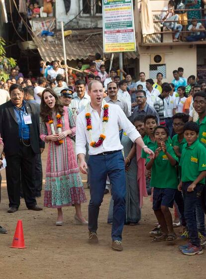 El príncipe Guillermo ha jugado al fútbol con algunos niños que le esperaban en las calles de Mumbai.