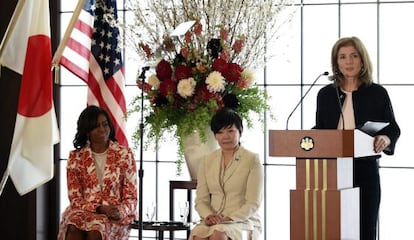 La embajadora estadounidense en Japón, Caroline Kennedy habla en presencia de Michelle Obama y Akie Abe.