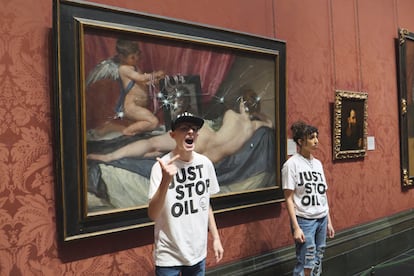 Dos ecologistas del grupo Just Stop Oil tras el ataque a 'La Venus del espejo' de Velázquez en la National Gallery de Londres. 
