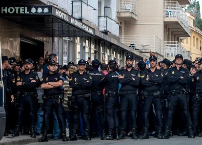 Policías vigilan una concentración de personas que exigían la expulsión de otros agentes alojados en el hotel Hotel Mont Palau de Pineda de Mar el 3 de octubre de 2017.