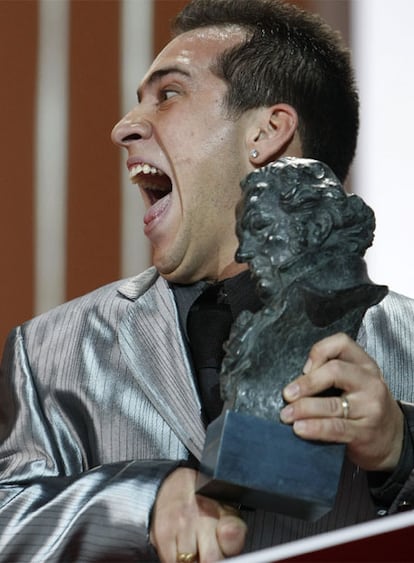 Juan Manuel Montilla, 'El Langui', recoge su premio al mejor actor revelación por 'El truco del manco', poco después de haber subido ya al escenario para recibir el Goya a la mejor canción original por 'A tientas', que compuso para la misma película junto a W. Zannou.