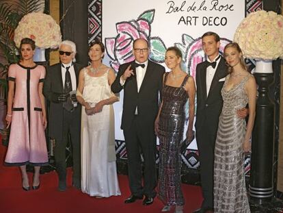 Alberto de Mónaco y Carolina con sus hijos, su futura nuera Beatrice y la madre de esta y el diseñador Karl Lagerfeld.