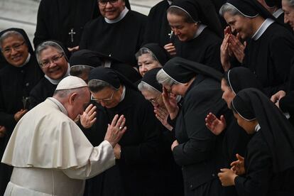 El papa Francisco ora con un grupo de monjas durante la audiencia general semanal, en el salón Pablo VI en el Vaticano.

