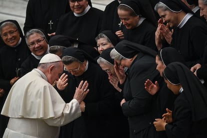 El papa Francisco ora con un grupo de monjas durante la audiencia general semanal, en el salón Pablo VI en el Vaticano.