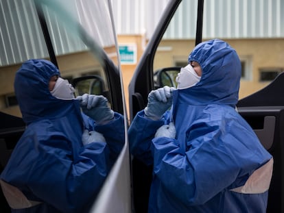 Un sanitario en el exterior del Hospital San Jorge, en Huesca, el 8 de abril.