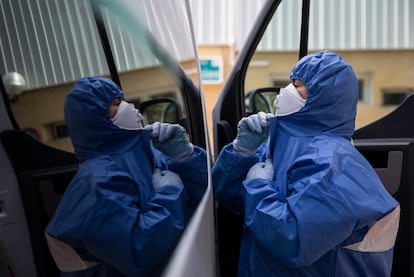 Un sanitario en el exterior del Hospital San Jorge, en Huesca, el 8 de abril.