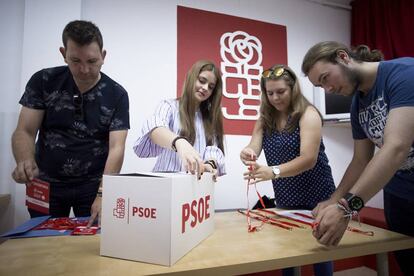 Preparatius per a les votacions de matí a la seu de l'agrupació del PSOE al barri de Pinomontano, Sevilla.