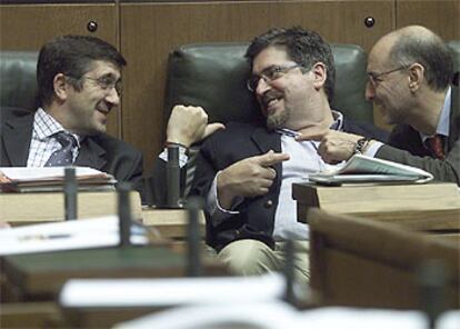 Patxi López, Jesús Eguiguren y Rodolfo Ares (derecha), durante el pleno de ayer en el Parlamento vasco.