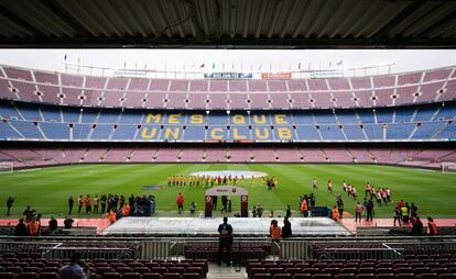 Los jugadores del Barcelona y de Las Palmas se saludan antes del comienzo del partido en el estadio Camp Nou.
