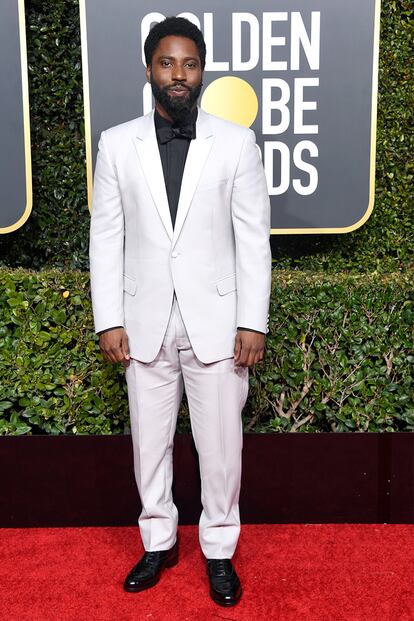 John David Washington, uno de los nominados a mejor actor en una película de drama por Infiltrado en el KKKlan. Eligió traje blanco con camisa y pajarita negras