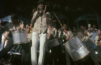 Se rua e casa se mesclam no carnaval, esta última também pode ser representada pela quadra de uma escola de samba, onde famílias inteiras crescem com a música da bateria, dançando desde crianças e absorvendo os códigos da comunidade. Como escreve Rachel Miranda: "a escola de samba é casa, mas a casa do sambista se espraia por toda a cidade".