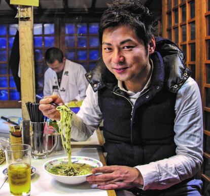 Kamimura Toshiyuki, dando buena cuenta de uno de sus cuatrocientos boles anuales de ramen