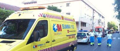 Ambulancia del Summa estacionada delante del edificio del crimen.