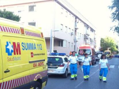 Ambulancia del Summa estacionada delante del edificio del crimen.