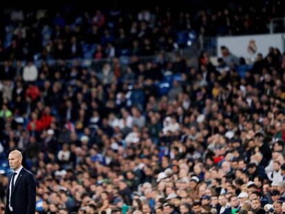 Zidane, con la grada del Bernabéu al fondo.