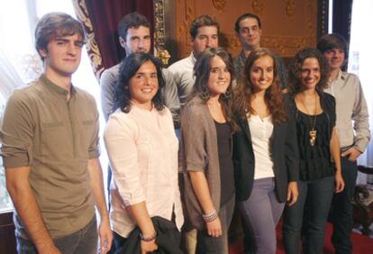 Los universitarios Jon Ojanguren, María Txakartegi, Jon Iraola, Eider Gabilondo, Iván Larraza, María Aguirre, Unai Tellería, Naiara Aranburu y Yon Jiménez (de izquierda a derecha), ayer en el palacio de la Diputación guipuzcoana.