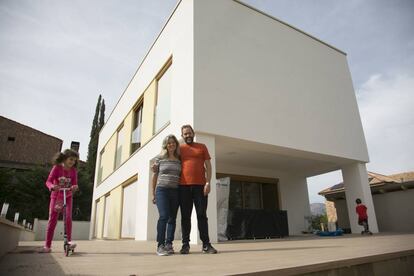 Myriam Díaz, Antonio Traverso y dos de sus hijos en Apolonia, su casa en Soto del Real.