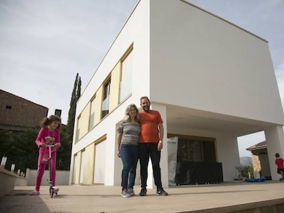 Myriam Díaz, Antonio Traverso y dos de sus hijos en Apolonia, su casa en Soto del Real.