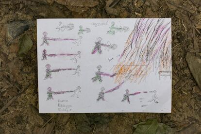 Un dibujo de Manzur Ali es visto en el espacio para niños proporcionado por UNICEF y CODEC. Manzur Ali llegó a Bangladés desde Boulibazar (Myanmar) hace 15 días. Su dibujo representa la escena que vivió mientras huía de su aldea; los militares estrangulando a su vecino hasta la muerte, disparando a la gente, quemando gente viva, quemando casas y disparando a personas que trataban de huir.