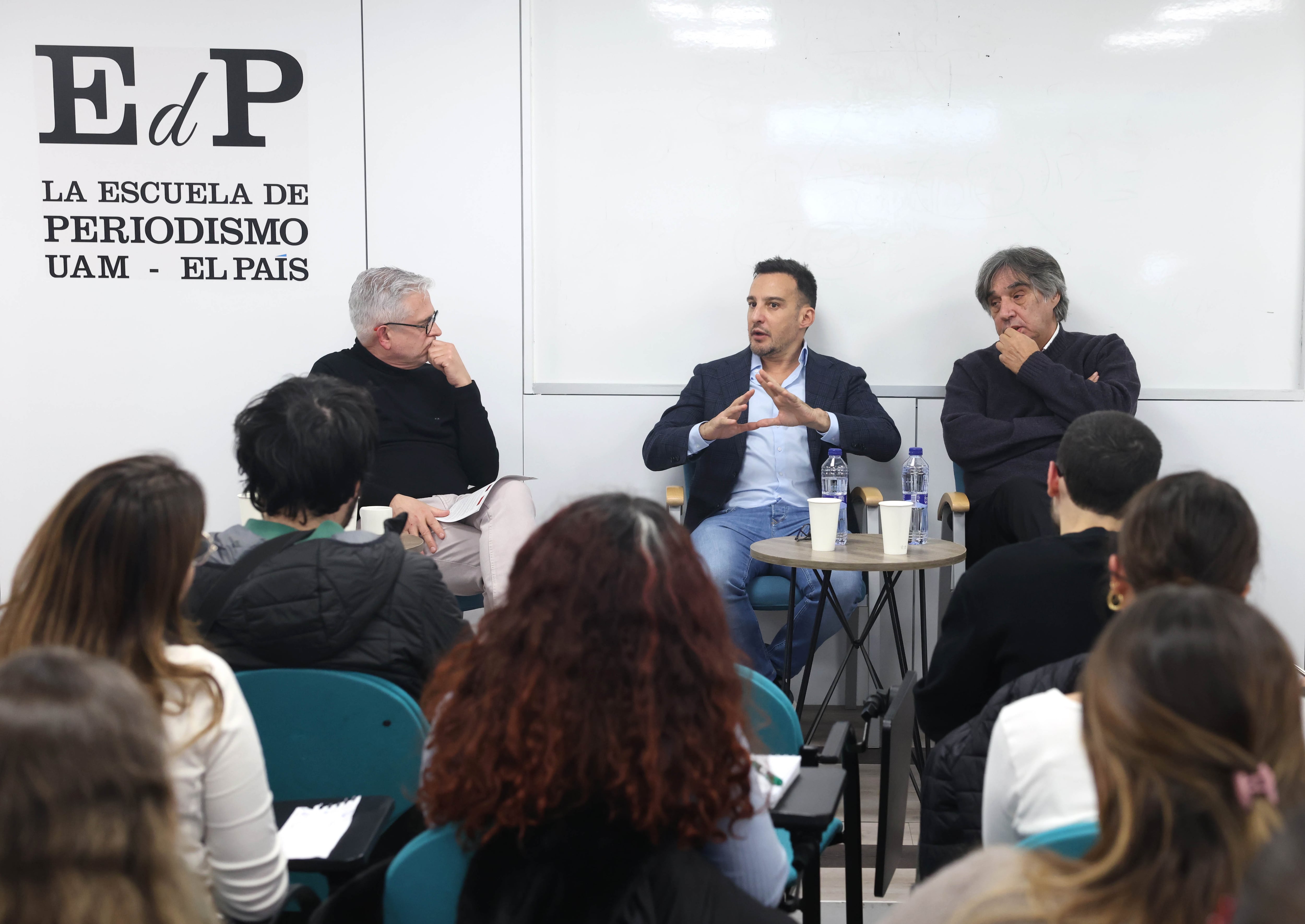 Desde la izquierda, Javier Moreno, Alejandro Amenábar y Agustín Díaz Yanes, durante la charla en la Escuela de Periodismo de EL PAÍS.