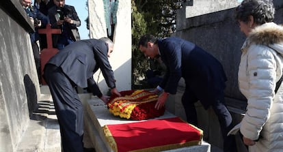 El presidente del Gobierno, Pedro Sánchez (d), junto a la tumba del presidente republicano Manuel Azaña en Montauban, Francia.