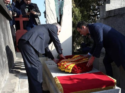 El presidente del Gobierno, Pedro Sánchez (d), junto a la tumba del presidente republicano Manuel Azaña en Montauban, Francia.