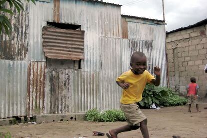 Un niño corretea ante la casa del presidente. Es este humilde chamizo pasó parte de su adolescencia Joaquim Chissano, primer estudiante negro en el exclusivo colegio (para blancos portugueses) Liceo salazar. Además de activo protagonista en la revolución independentista, fue el segundo presidente de Mozambique libre, tras Samora Machel