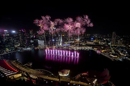 Fuegos artificiales sobre Marina Bay durante las celebraciones de A?o Nuevo en Singapur.