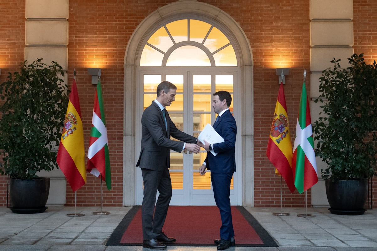 El pacto con Podemos abre una puerta para desbloquear la demanda de Puigdemont de las competencias migratorias a Cataluña. El Ejecutivo usará la presión social como en 2025 para subir las pensiones a la segunda  