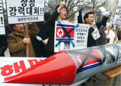 Surcoreanos protestan con pancartas contra el programa nuclear de Corea Norte, frente a la embajada de EE UU en Seúl.