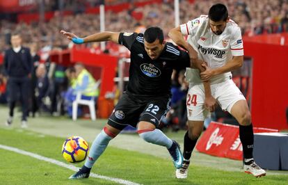 Cabral intenta mantener el balón ante la presión de Nolito.