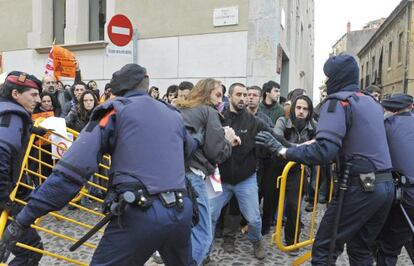 Carga policial contra los estudiantes que protestaban