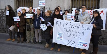 En la imagen, concentración de miembros de la plataforma de afectados por las cláusulas suelo, en una fotografía de archivo.