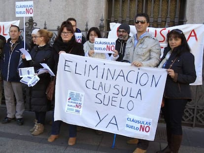 En la imagen, concentración de miembros de la plataforma de afectados por las cláusulas suelo. EFE/Archivo