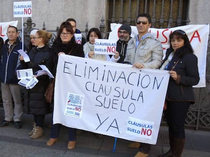 En la imagen, concentración de miembros de la plataforma de afectados por las cláusulas suelo, en una fotografía de archivo.