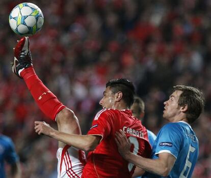 Oscar Cardozo trata de rematar el bal&oacute;n ante la zaga del Zenit.