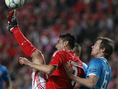 Oscar Cardozo trata de rematar el balón ante la zaga del Zenit.