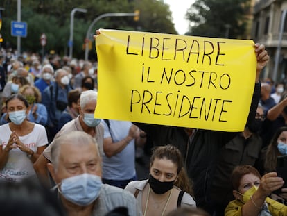 Concentración por la detención del 'expresident' Carles Puigdemont en la isla italiana de Cerdeña, este viernes en Barcelona.