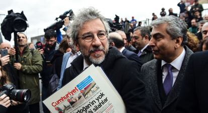 El director del diario 'Cumhuriyert', Can Dundar, a su entrada en el juicio.