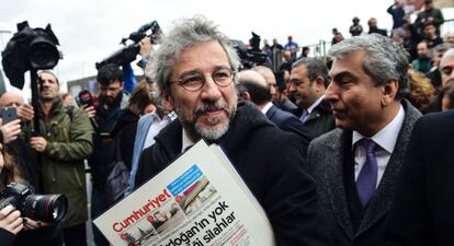 El director del diario &#039;Cumhuriyert&#039;, Can Dundar, a su entrada en el juicio.