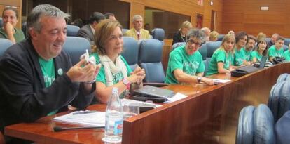 Bancada de IU con camisetas de la 'marea verde'.