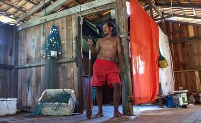 O ribeirinho Tuíca, em sua casa na Reserva de Desenvolvimento Sustentável Vitória de Souzel, na região do Tabuleiro do Embaubal.