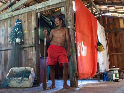 O ribeirinho Tuíca, em sua casa na Reserva de Desenvolvimento Sustentável Vitória de Souzel, na região do Tabuleiro do Embaubal.