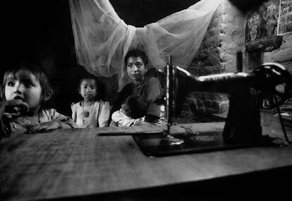 Una máquina de coser, uno de los microcréditos otorgados a los padres por la escuela.