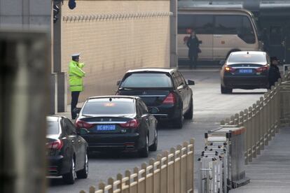 El vehículo en el que se cree que viaja el líder norcoreano se aproxima a la estación ferroviaria de Pekín.