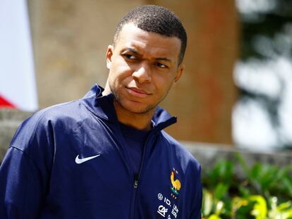 Clairefontaine-en-yvelines (France), 03/06/2024.- French soccer player Kylian Mbappe waits for the arrival of French President Emmanuel Macron for a lunch at their training camp ahead of the UEFA Euro 2024, in Clairefontaine-en-Yvelines, France, 03 June 2024. (Francia) EFE/EPA/SARAH MEYSSONNIER / POOL MAXPPP OUT
