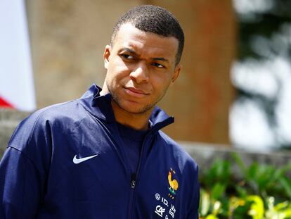 Clairefontaine-en-yvelines (France), 03/06/2024.- French soccer player Kylian Mbappe waits for the arrival of French President Emmanuel Macron for a lunch at their training camp ahead of the UEFA Euro 2024, in Clairefontaine-en-Yvelines, France, 03 June 2024. (Francia) EFE/EPA/SARAH MEYSSONNIER / POOL MAXPPP OUT